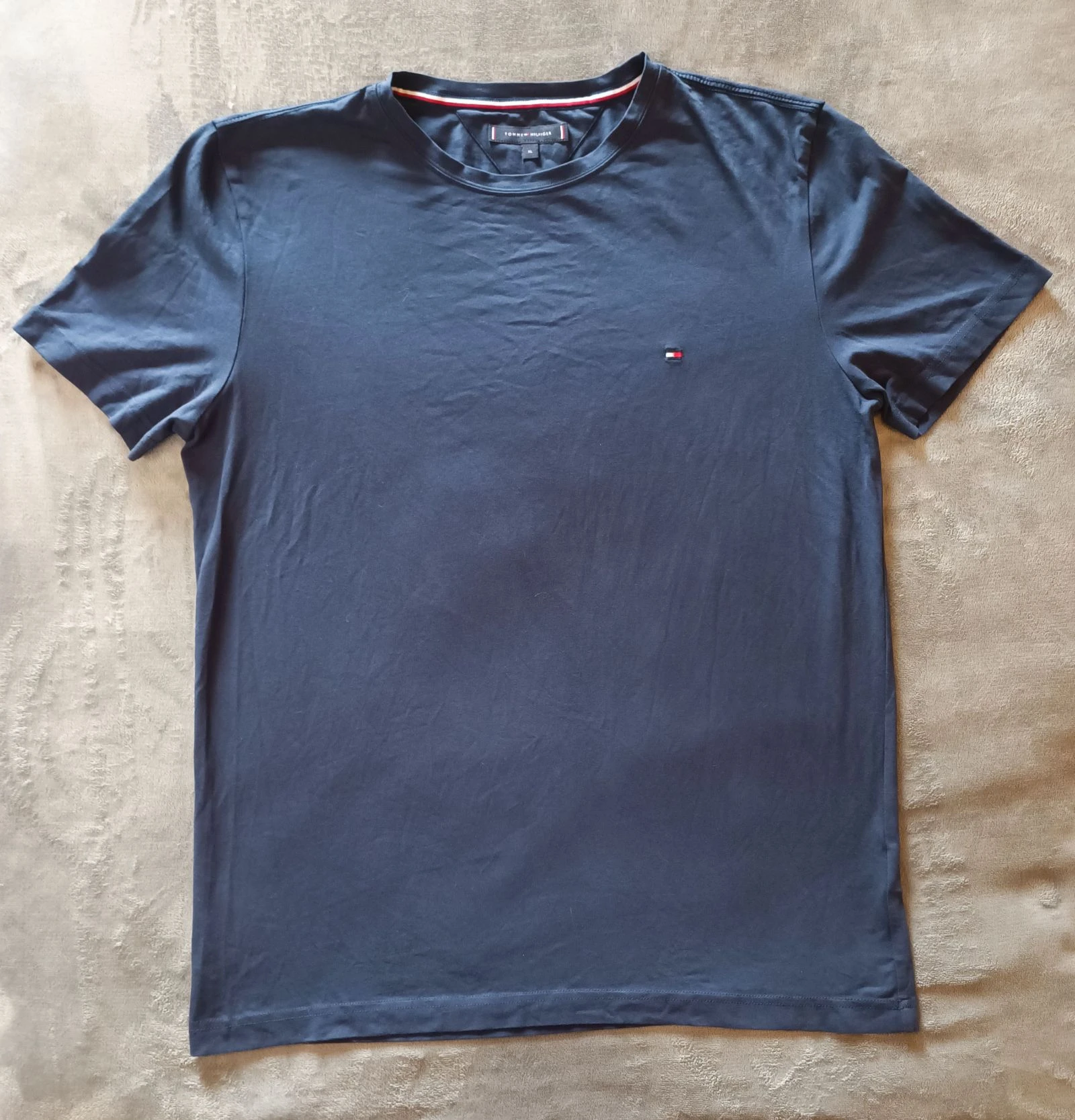 Tee-shirt manches courtes tommy Hilfiger Taille XL homme très bon état coloris bleu marine 